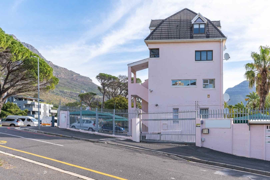 2 Bedroom Property for Sale in Vredehoek Western Cape